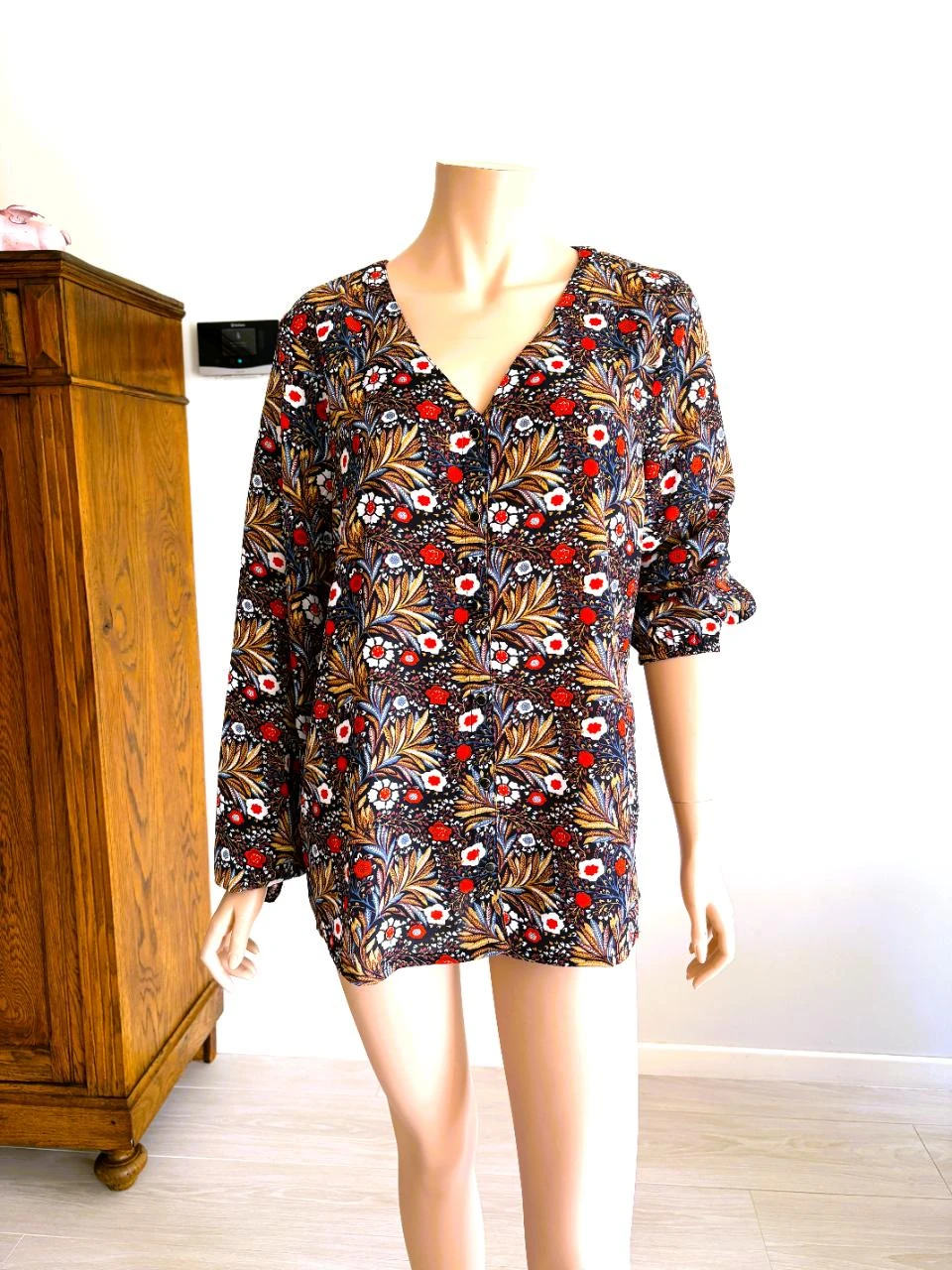 Blusa floral Kaffe – tamanho 40 – decote em V e botões luxuosos – photo 3
